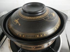 加盖，大火烧开小火慢炖