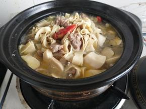 加盖再次炖到所有菜品熟