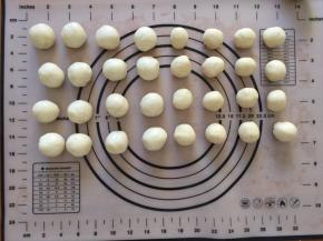 松弛完成后将油皮和油酥均等的分成16份