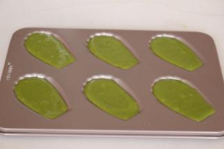 冷藏好的面糊取出回温，烤箱155度预热，恢复室温的蛋糕糊挤入模具，八分满即可