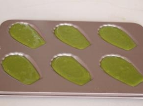 冷藏好的面糊取出回温，烤箱155度预热，恢复室温的蛋糕糊挤入模具，八分满即可