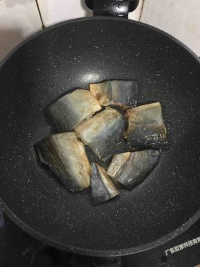 麦饭石不粘锅倒入少许油，放入鲅鱼中小火慢慢的煎制。