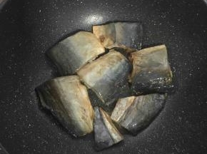 麦饭石不粘锅倒入少许油，放入鲅鱼中小火慢慢的煎制。