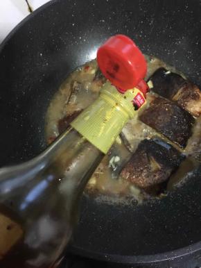 加入少许的红烧酱油。