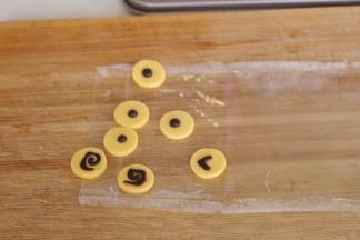 用黑色巧克力画上表情