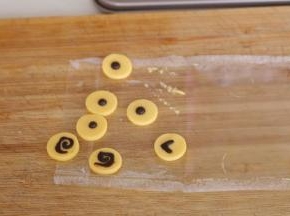 用黑色巧克力画上表情