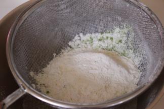 抹茶粉和低筋面粉混合提前过筛