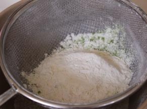 抹茶粉和低筋面粉混合提前过筛