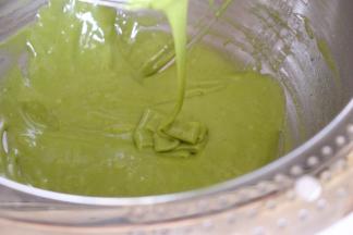 搅拌均匀的蛋糕糊是有光泽的，呈带状飘落