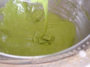 搅拌均匀的蛋糕糊是有光泽的，呈带状飘落