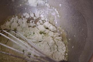 倒入过筛的低筋面粉和抹茶粉