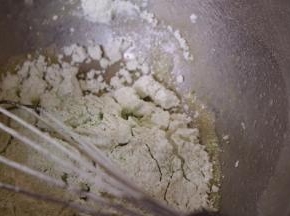 倒入过筛的低筋面粉和抹茶粉