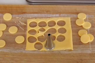 取一片奶酪片，用小型裱花嘴割出眼睛12个