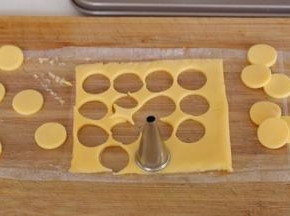 取一片奶酪片，用小型裱花嘴割出眼睛12个