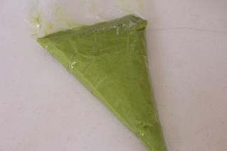 将混合均匀的蛋糕糊倒入裱花袋，放入冰箱冷藏至少1小时