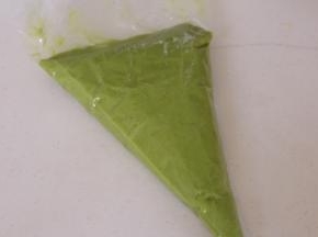 将混合均匀的蛋糕糊倒入裱花袋，放入冰箱冷藏至少1小时