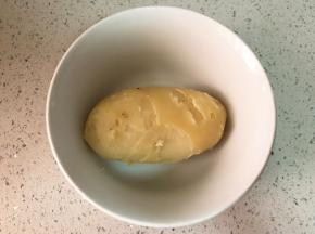 土豆蒸熟，把皮去掉。