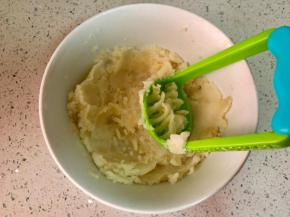 把土豆捣成泥。