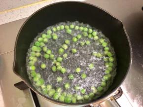 豌豆焯熟。
