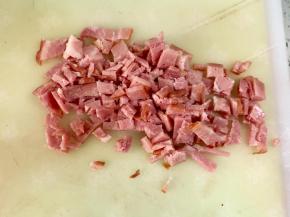 培根切碎。