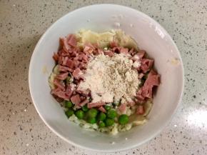 把土豆泥、培根碎、豌豆放一个大碗里，加一勺面粉，加少许胡椒粉，也可不加，这里我没有加盐，因为培根已经很咸了。