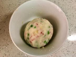 把所有食材揉成团。