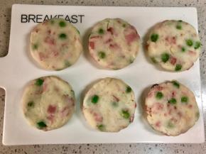 把土豆团分成45克左右一个的小团，揉圆按扁。做成饼状。