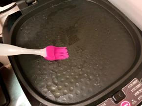 电饼铛或平底锅预热，刷一层油。