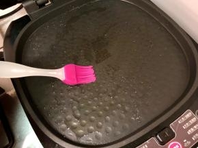 电饼铛或平底锅预热，刷一层油。