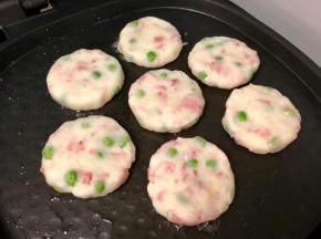 把土豆饼放进去煎。