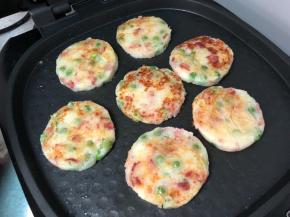 两面煎至金黄即可，因为除了面粉别的食材都是熟的，面粉也熟的快，不需要煎太久。