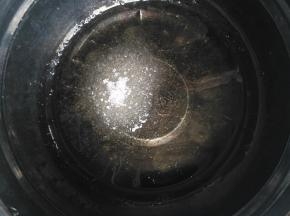 将玉米油、水和30克白糖混合备用