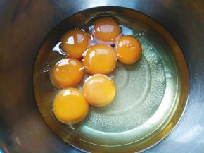 分蛋，将蛋黄分入水油混合液里备用