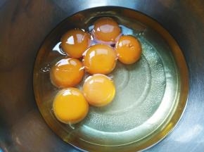 分蛋，将蛋黄分入水油混合液里备用