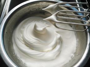 蛋白中.分3次加入60克白糖，打发至干性发泡