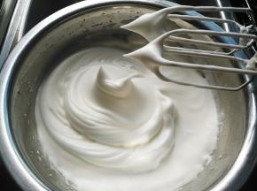 蛋白中.分3次加入60克白糖，打发至干性发泡