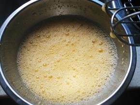 将蛋黄液用电动打蛋器搅拌均匀