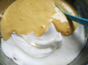 将混合好的蛋糕糊倒回蛋白盆中