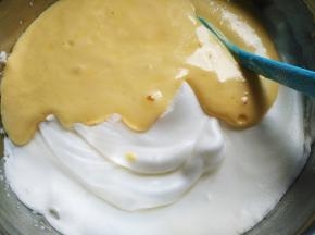 将混合好的蛋糕糊倒回蛋白盆中