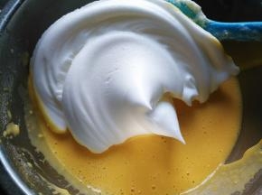 将三分之一蛋白霜放入蛋黄糊中，搅拌均匀