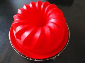 出炉后用力震几下，立即倒扣冷却