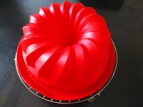 出炉后用力震几下，立即倒扣冷却