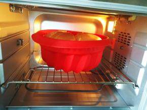 放入预热好的烤箱中下层上下火130度60分钟