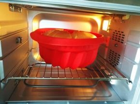 放入预热好的烤箱中下层上下火130度60分钟