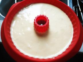 将蛋糕糊倒入模具，用力震几下