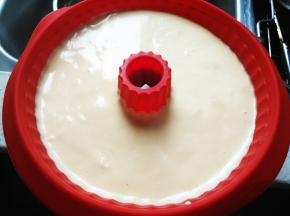 将蛋糕糊倒入模具，用力震几下