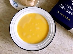 过滤后的蛋液很细腻，几乎没有气泡。