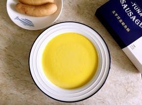 蒸好的鸡蛋羹非常光滑，跟镜面一样。