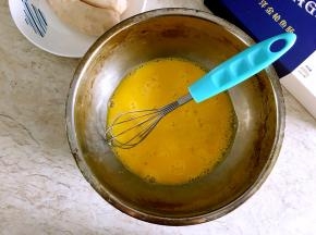 两只鸡蛋打散。