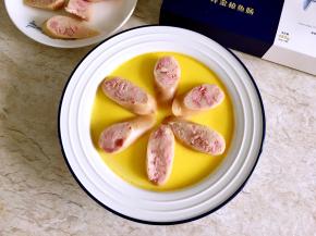 把切好的金枪鱼肠摆放在蛋羹上。